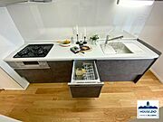 壁付けタイプのすっきりとしたキッチンは、調理中の動線がスムーズで作業に集中しやすい設計です。三口コンロや食洗機、ワイドシンクなどの設備を備え、日々の家事を効率よくサポートします