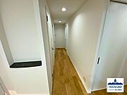 玄関からLDKへと続く廊下の様子