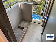 廊下の突き当たりからは、専用庭へと出入りできます（撮影時は外壁等メンテナンス工事中）
