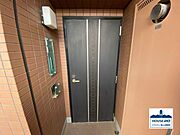 共用通路から見た玄関写真です