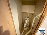 収納に困らない、実用的な棚付きトイレ。明るく清潔なトイレで、ホッとひと息♪