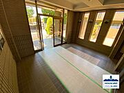 マンション内側から見たエントランスの様子
