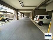 屋内式平面駐車場と、機械式駐車場の様子