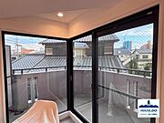 ダイニングから見たバルコニーの様子