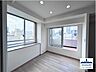 室内：ダイニングからは、ルーフバルコニーに出入り出来るようになっています。