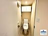 トイレ：収納に困らない、実用的な棚付きトイレ。トイレットペーパー、芳香剤などをスッキリ収納でき、見た目も清潔感たっぷり。最新の温水洗浄機能付きで、毎日のトイレ時間が、ちょっとした癒しのひとときに。