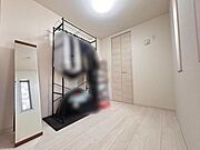 LDK横の洋室はワークスペースや趣味の部屋としても活躍！コンパクトながらも使いやすい空間です♪