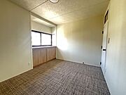 2方向から光が入る開放的な洋室。お部屋全体が明るく、爽やかな毎日を過ごせます！