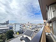 窓の外に広がるパノラマビュー！5階からの眺めをお楽しみください♪