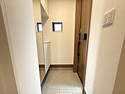おでかけ前の身支度チェックに欠かせない姿見付のシューズボックスです◎