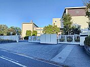 高嶺小学校まで　500m　徒歩約7分●東郷町内で2番目に児童数の多い学校です。通学通園バスがあるので、お子様の通学も安心ですね♪