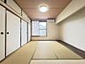 室内：バルコニーに面した和室！大容量の押入れが完備され、お布団や季節物家電などもたっぷり収まります♪