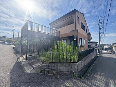 外観:カーポートバルコニー有!並列2台駐車可能です♪ 外観:カーポートバルコニー有!並列2台駐車可能です♪