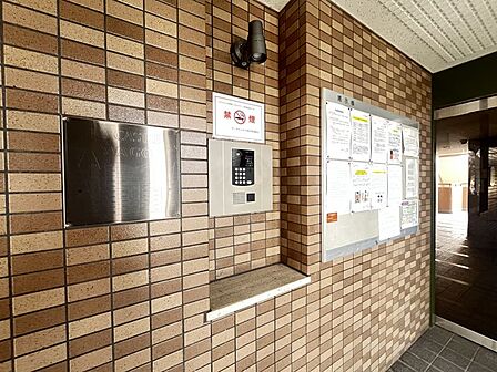 オートロック付き共有玄関で不審者をシャットアウト！お子さまのお留守番にも安心ですね！