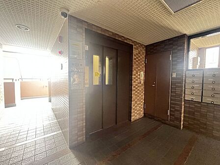 ご年配の方や小さなお子様のいるご家庭にも安心のエレベーター付き！