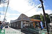 デイリーヤマザキ東武七里駅前店 徒歩4分。コンビニ 280m