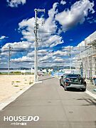 前面道路の道幅は8ｍと広く、お車の出し入れなども安心です♪住区内は住民の方以外の通行が少なく、閑静な住宅街です♪