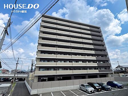 総社市駅南という利便性の高いエリアに誕生。スタイリッシュな外観デザインが、日々の暮らしをより豊かに彩ります。