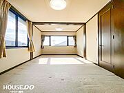 2面採光の2階で一番広い13条の明るい洋室です！風通しが良く、季節を問わず快適に過ごせます♪
