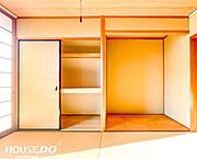 和室のお部屋には収納も♪おもちゃからお布団まで、何でもどうぞ♪フローリングと比べて柔らかな畳はお子様の遊び場としてもぴったりです！そのままお昼寝もできますよ♪