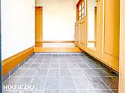 玄関はご家族で帰宅時も混雑しにくい広めの設計♪玄関扉のガラスから降り注ぐ自然光が明るく嬉しい♪