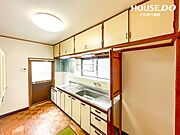 収納充実♪使用頻度に合わせてキッチン用品をまるっと収納できそうですね♪勝手口もあり、ゴミ捨てなど助かります！