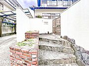 防犯面や周辺からの視線対策にもなる設計♪花壇にお花を植えてにぎやかにしてみても♪