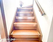 窓から明るい光が差し込むので階段も安心です！