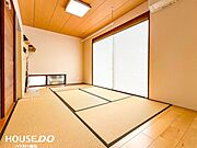 普段はリビングの延長として開放的に。来客やご両親が泊まる際は、扉を閉めるだけで独立した寝室に早変わり。シーンに合わせて「寛ぎ」と「おもてなし」を自在に使い分けられる、理想の可変空間を実現します！