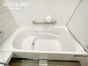 広々したバスルームは日々の疲れを癒してくれます。湯船につかってリラックスタイムを過ごしてください♪