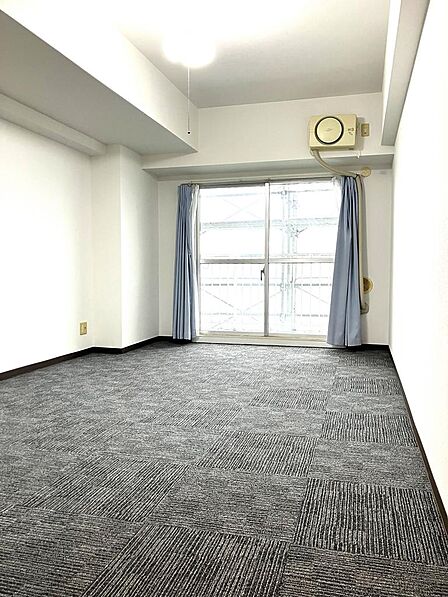 すぐ横になれるカーペット床は、ほっと一息つける空間
