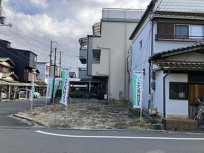 外観：現地外観。角地。