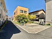 基本的には裏の敷地への駐車は不可です。