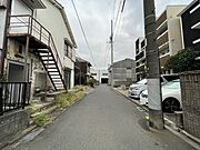 見通しの良い直線道路は車の出し入れも安心です。