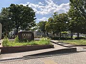 泉楽公園　317ｍ　徒歩約4分　グラウンドもある中規模な公園です。 トイレもあります。