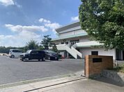 平洲小学校まで　438m　徒歩約6分●「心をはぐくみ体をきたえ、たくましく生きる児童の育成」を教育目標としています。高台に位置する小学校です。