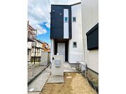 1階に13帖の洋室がある一戸建てです！徒歩8分圏内で、最寄駅と小・中学校が揃うエリアです◎