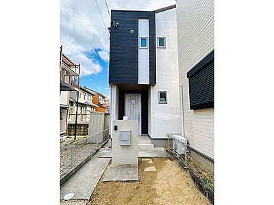 外観:1階に13帖の洋室がある一戸建てです!徒歩8分圏内で、最寄駅と小・中学校が揃うエリアです◎ 外観:1階に13帖の洋室がある一戸建てです!徒歩8分圏内で、最寄駅と小・中学校が揃うエリアです◎