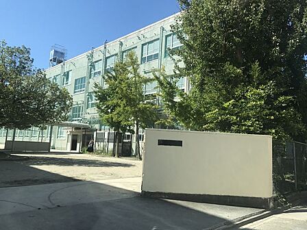 萩山中学校まで 338m 徒歩約5分●中根小学校、弥富小学校、豊岡小学校の学区です。教育目標「社会の一員としての自覚を持ち,未来に生きる望ましい人間の育成」