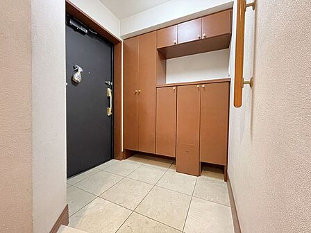 シューズボックス付き玄関。家族の靴を沢山収納でき綺麗な玄関を保てます!