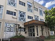 日比野中学校まで　665m　徒歩約9分●教育目標「1.安心安全な学校づくり」「2.主体的に学ぶ子どもの育成」「3.互いに認め合う人間関係」「4.家庭・地域・専門機関との連携」　