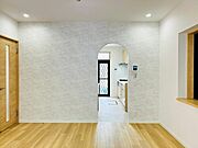キッチンの入り口はアーチ状に♪直線的な空間に曲線のアクセントが生まれます◎
