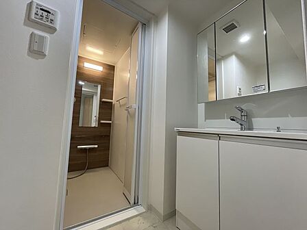清潔感溢れるスタイリッシュなデザインの洗面化粧台♪小物収納も豊富です!