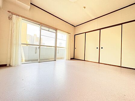 広々としたリビングは開放感があり、家族みんなが自然と集まる心地よい空間です！