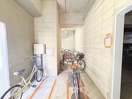 屋根付きの駐輪場で大切な自転車を雨などから守ります！