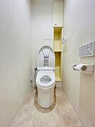 洗浄便座機能完備の嬉しいトイレ！棚もあるのでストックなども収納できます♪