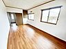 洋室：2面に窓を備えた2階洋室。明るさと風通しを確保しやすく、主寝室やお子様の個室として使いやすい空間です。