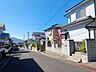 その他：前面道路は約6ｍの幅員があり、車の通行や出入りもしやすい環境です。見通しも確保され、落ち着いた住宅街が広がっています。