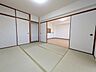 和室：畳の表替えを行い、い草の爽やかな香りが広がる和室空間です。押し入れ収納を備えており、布団や季節ものの荷物もすっきり収納可能。ご家族のくつろぎ空間として活用いただけます。