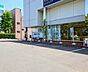 店舗前面にお客様駐車場をご用意しております。お車でのご来店も歓迎です。